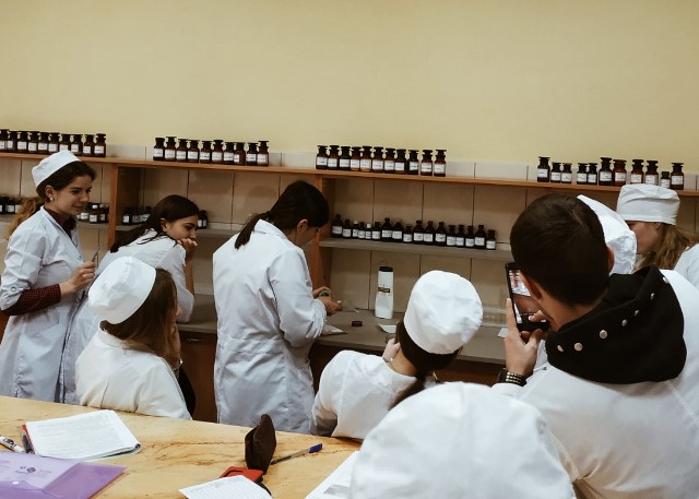 Демонстрування досліду на занятті з хімії для студентів-медиків